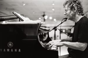 Chick-Corea-yamahsynth-image Man playing a Yamaha piano.
