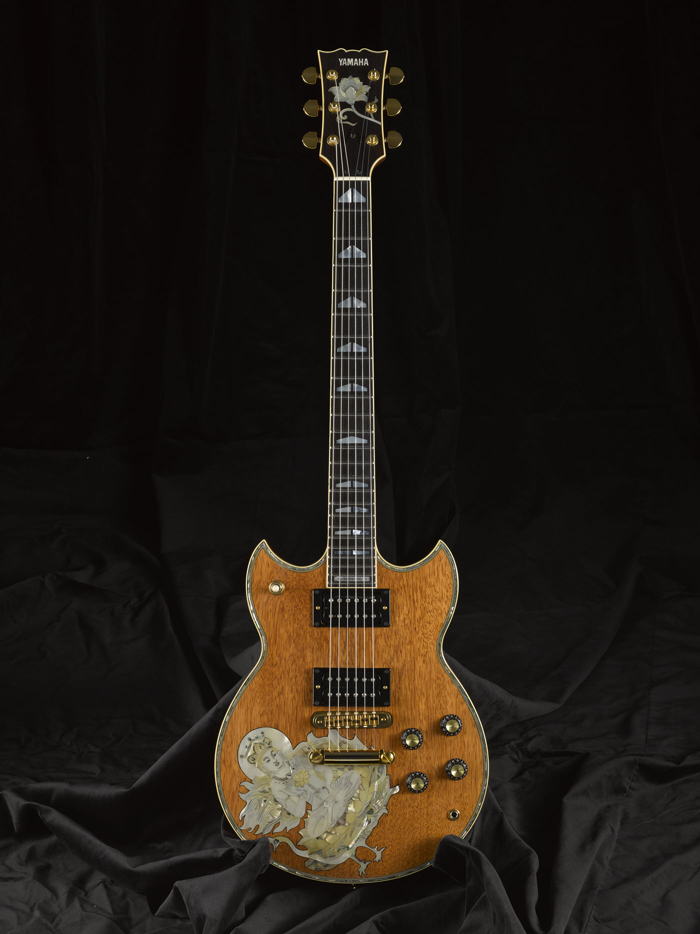 SG175B-1400 Electric guitar with embellishment on face.